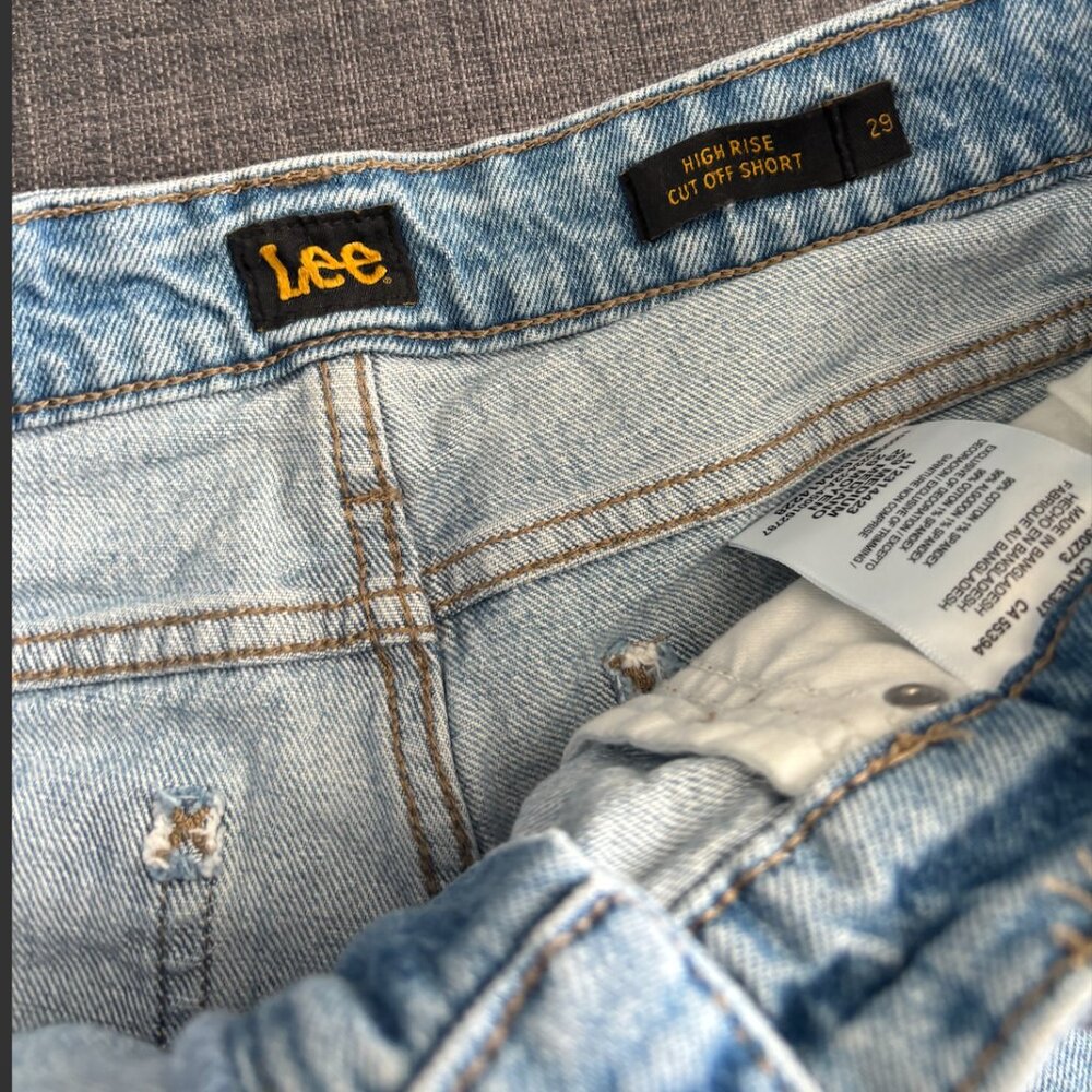 LEE DENIM HIGH RISE CUT OFF SHORTS • 29 - Picture 3 of 4